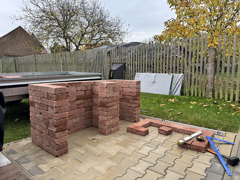 Stavba zahradního krbu s udírnou v obci Líšná u Zbirohu