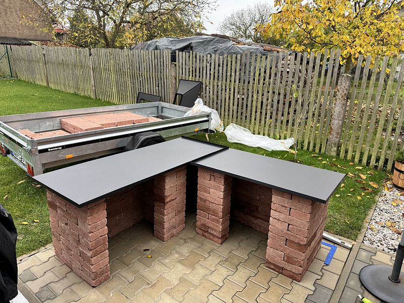 Stavba zahradního krbu s udírnou v obci Líšná u Zbirohu