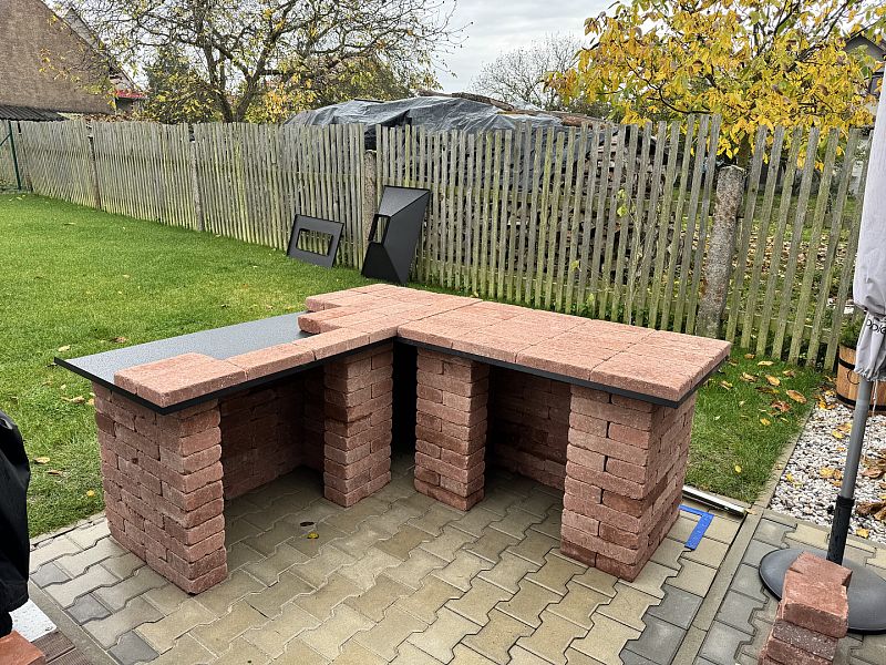 Stavba zahradního krbu s udírnou v obci Líšná u Zbirohu