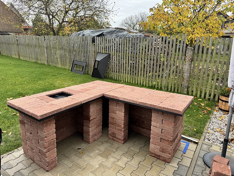 Stavba zahradního krbu s udírnou v obci Líšná u Zbirohu