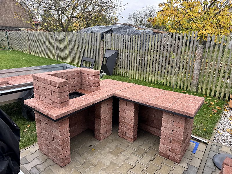 Stavba zahradního krbu s udírnou v obci Líšná u Zbirohu