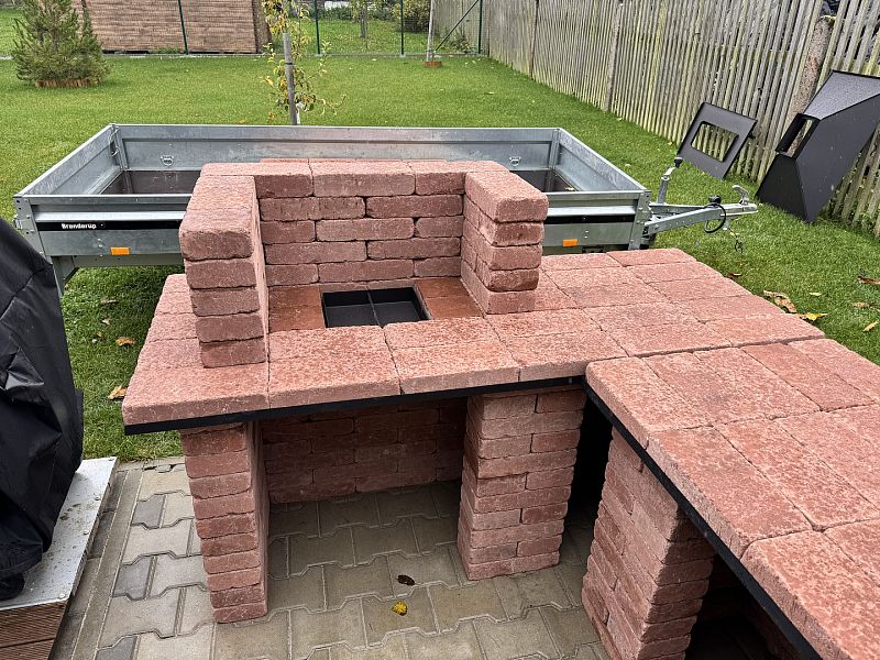 Stavba zahradního krbu s udírnou v obci Líšná u Zbirohu