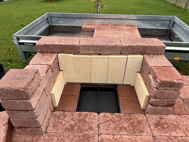 Stavba zahradního krbu s udírnou v obci Líšná u Zbirohu