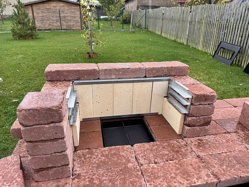 Stavba zahradního krbu s udírnou v obci Líšná u Zbirohu