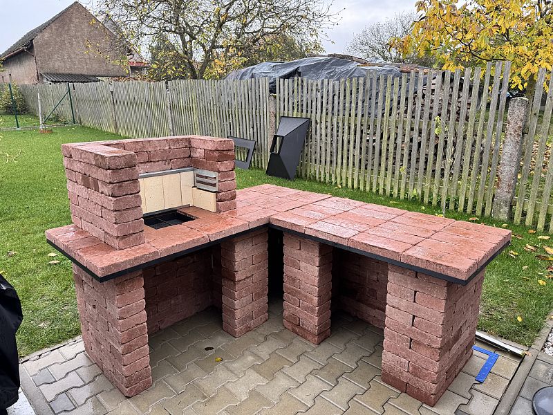 Stavba zahradního krbu s udírnou v obci Líšná u Zbirohu