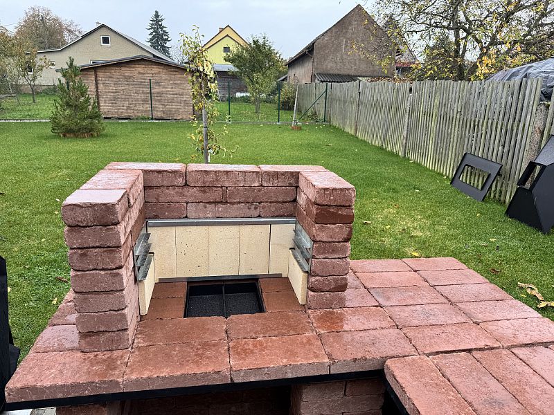 Stavba zahradního krbu s udírnou v obci Líšná u Zbirohu