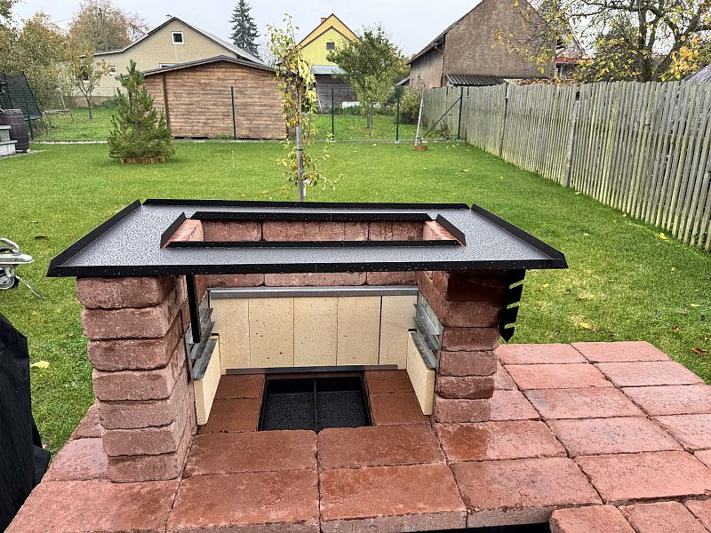 Stavba zahradního krbu s udírnou v obci Líšná u Zbirohu