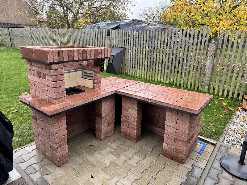 Stavba zahradního krbu s udírnou v obci Líšná u Zbirohu