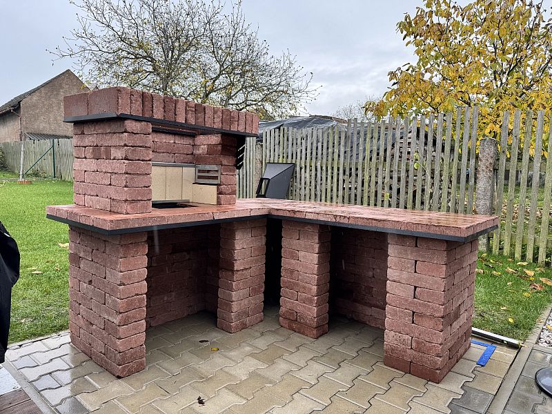 Stavba zahradního krbu s udírnou v obci Líšná u Zbirohu