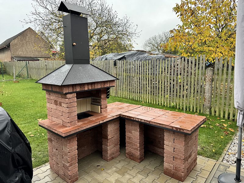 Stavba zahradního krbu s udírnou v obci Líšná u Zbirohu