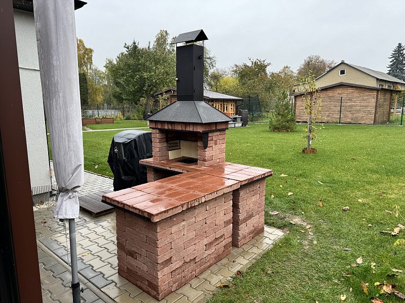 Stavba zahradního krbu s udírnou v obci Líšná u Zbirohu