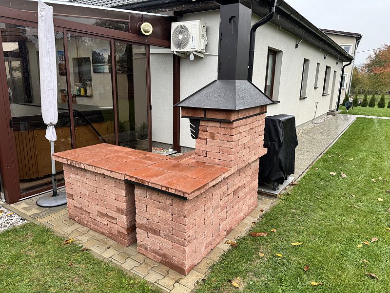 Stavba zahradního krbu s udírnou v obci Líšná u Zbirohu