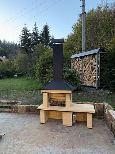 Víceúčelový zahradní krb s udírnou a odkládací plochou v provedení  KOMBI