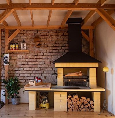 Víceúčelový zahradní krb s udírnou a odkládací plochou v provedení  KOMBI
