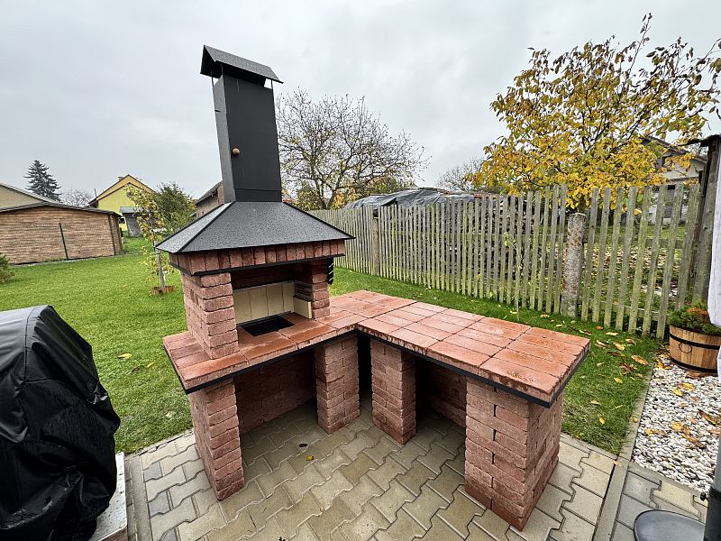 Zahradní krb Kombi Rustika rohový, s další odkládací plochou